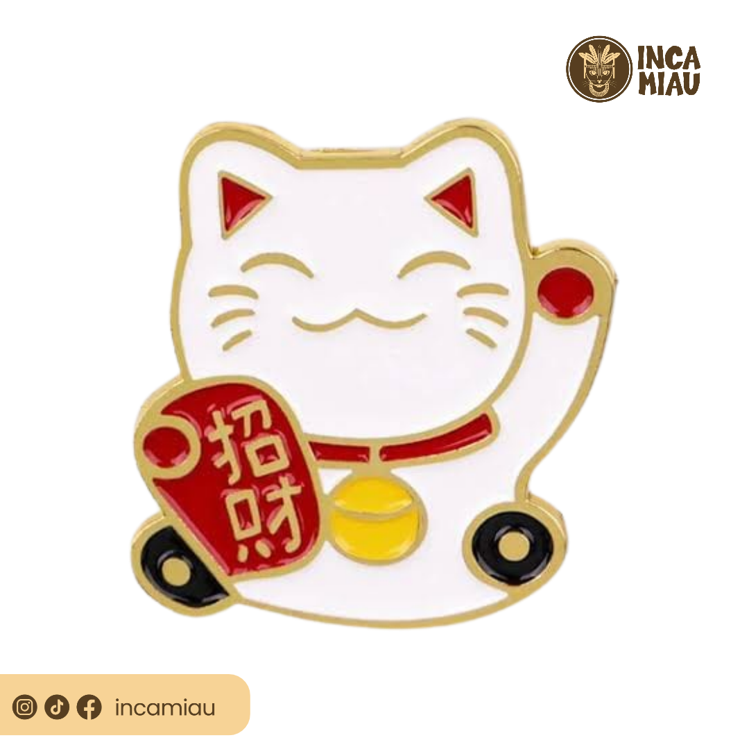 Pin Metálico Maneki Neko con Cartel de la Suerte