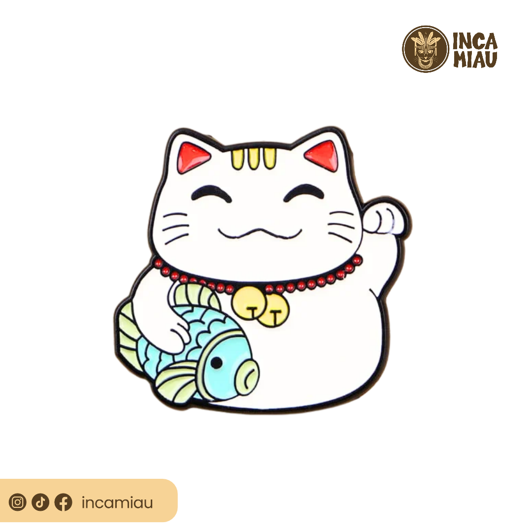 Pin Metálico Maneki Neko de la Suerte con Pez